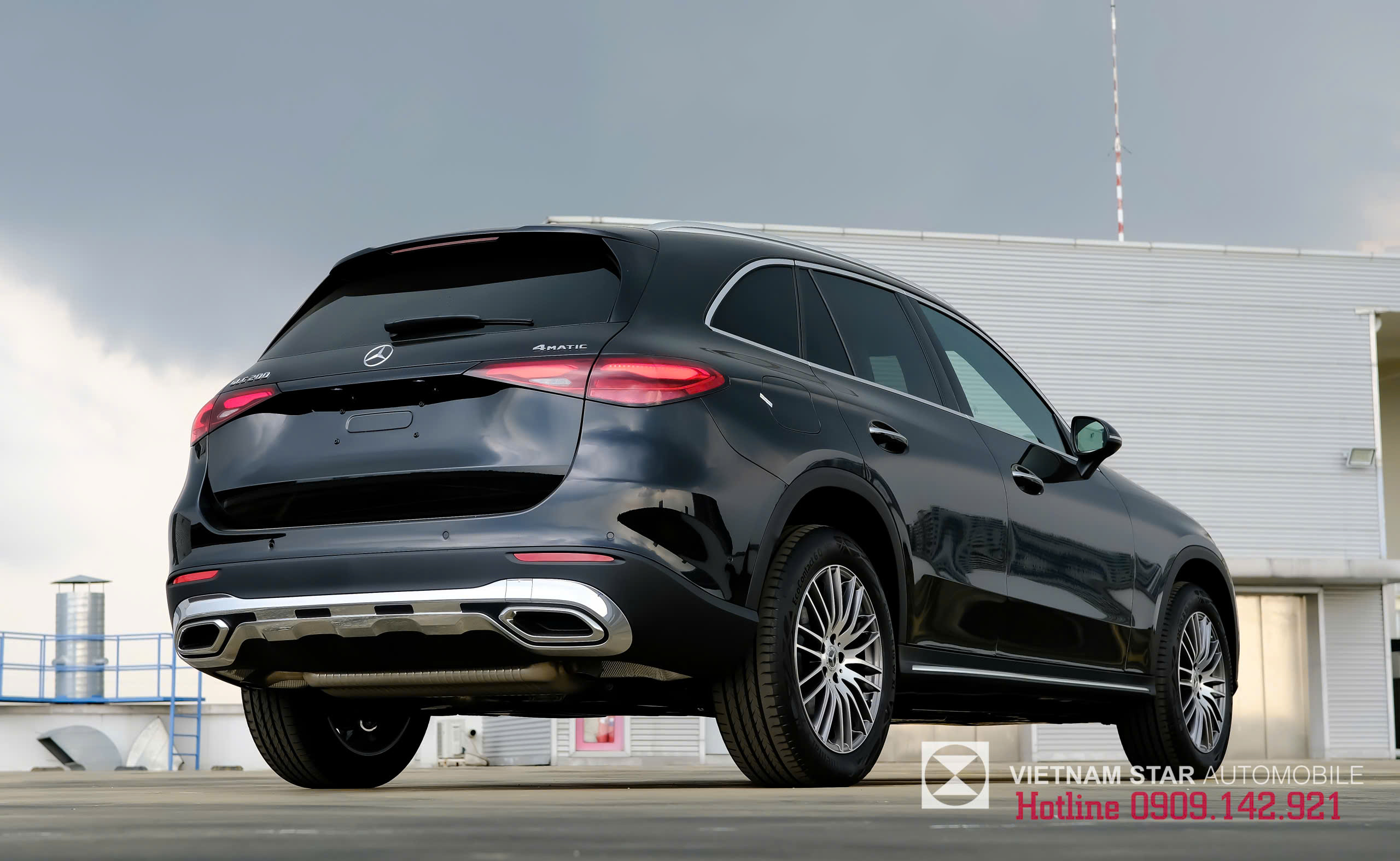 Khoang hành lý rộng rãi với cốp đóng mở điện trên GLC 200 màu đen.