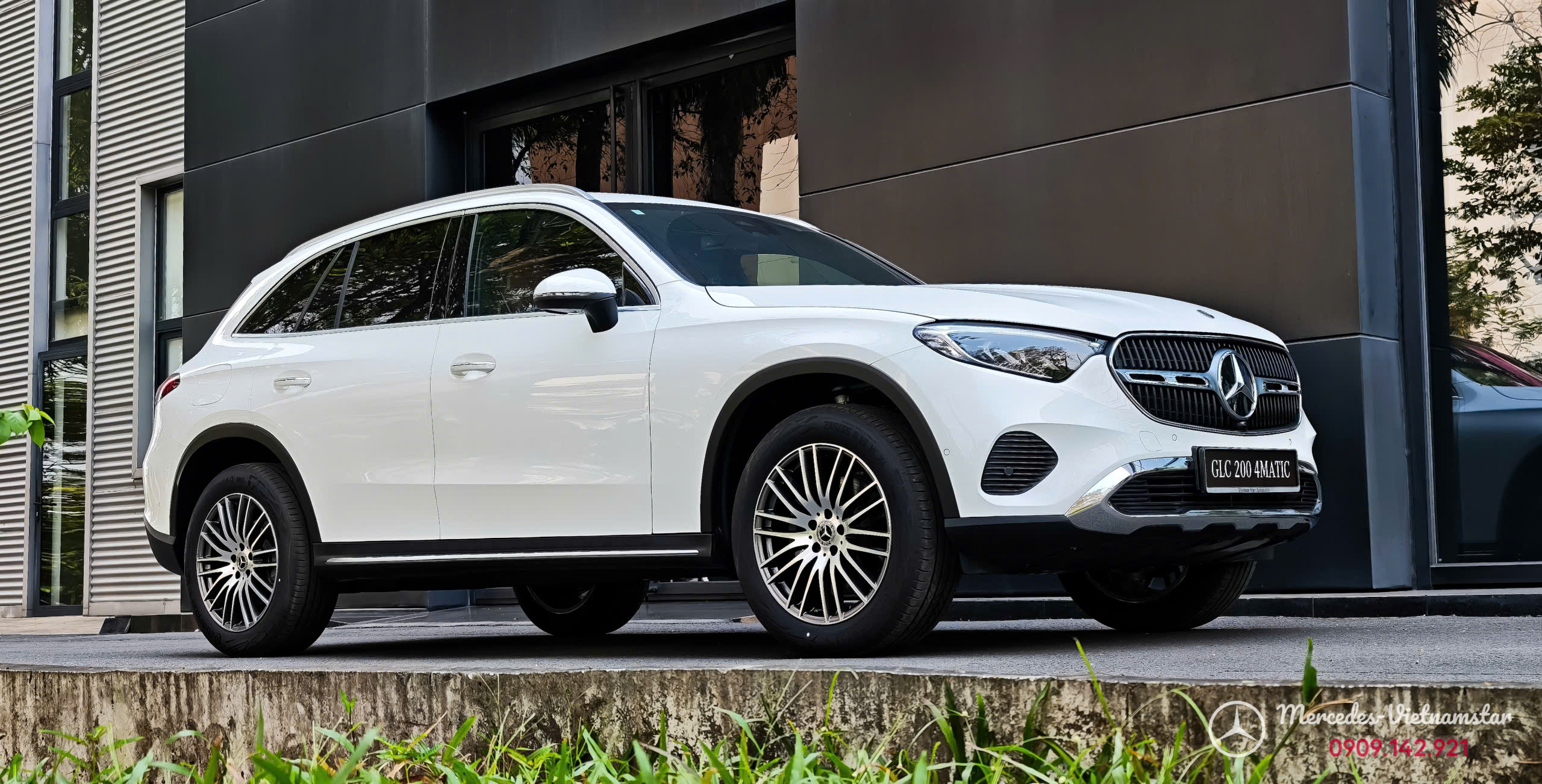 Toàn cảnh thân xe Mercedes GLC200 2026 màu trắng với đường gân dập nổi khí động học.