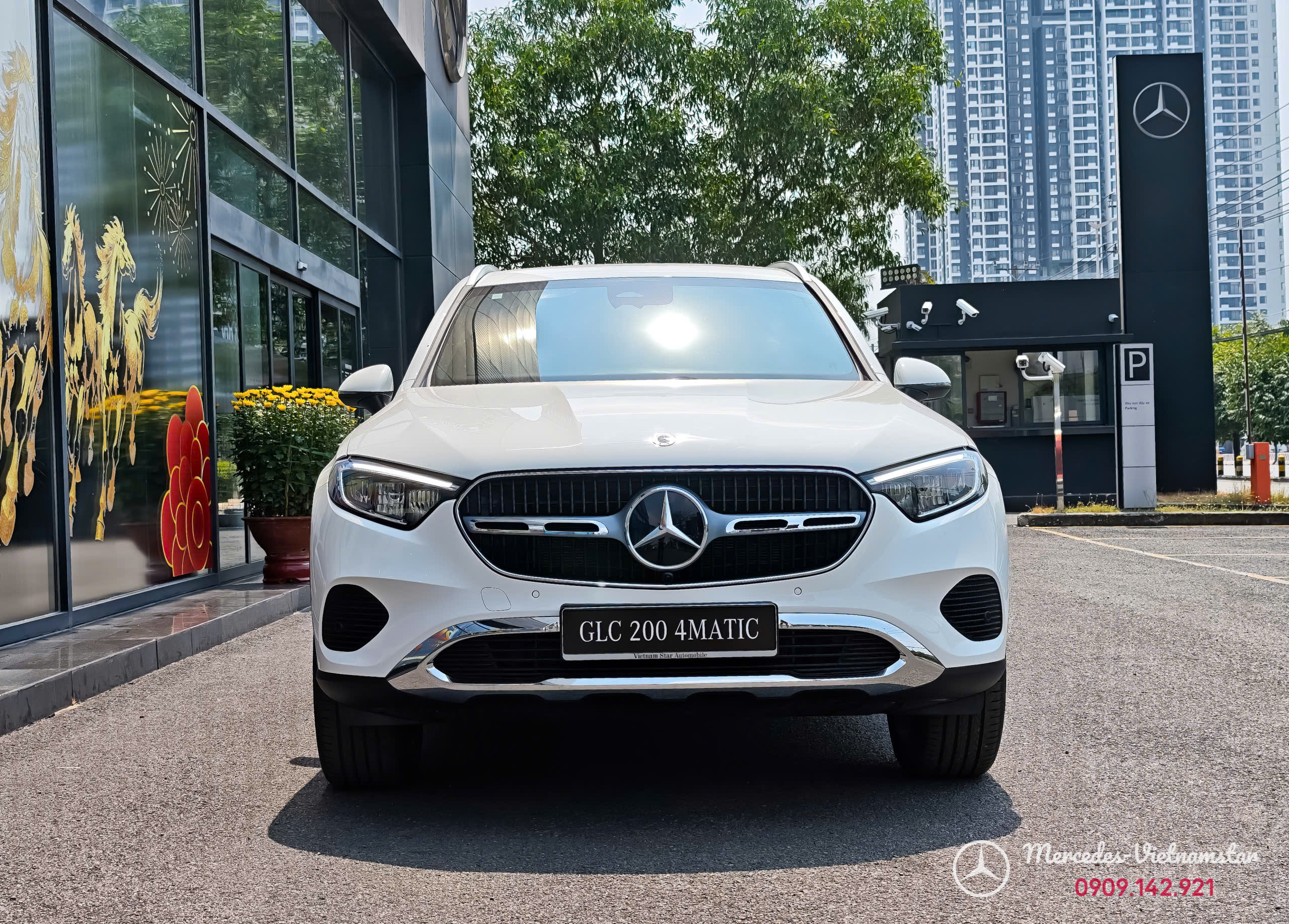 Góc chụp nghiêng 45 độ khoe trọn vóc dáng SUV của Mercedes GLC200 2026 màu trắng.