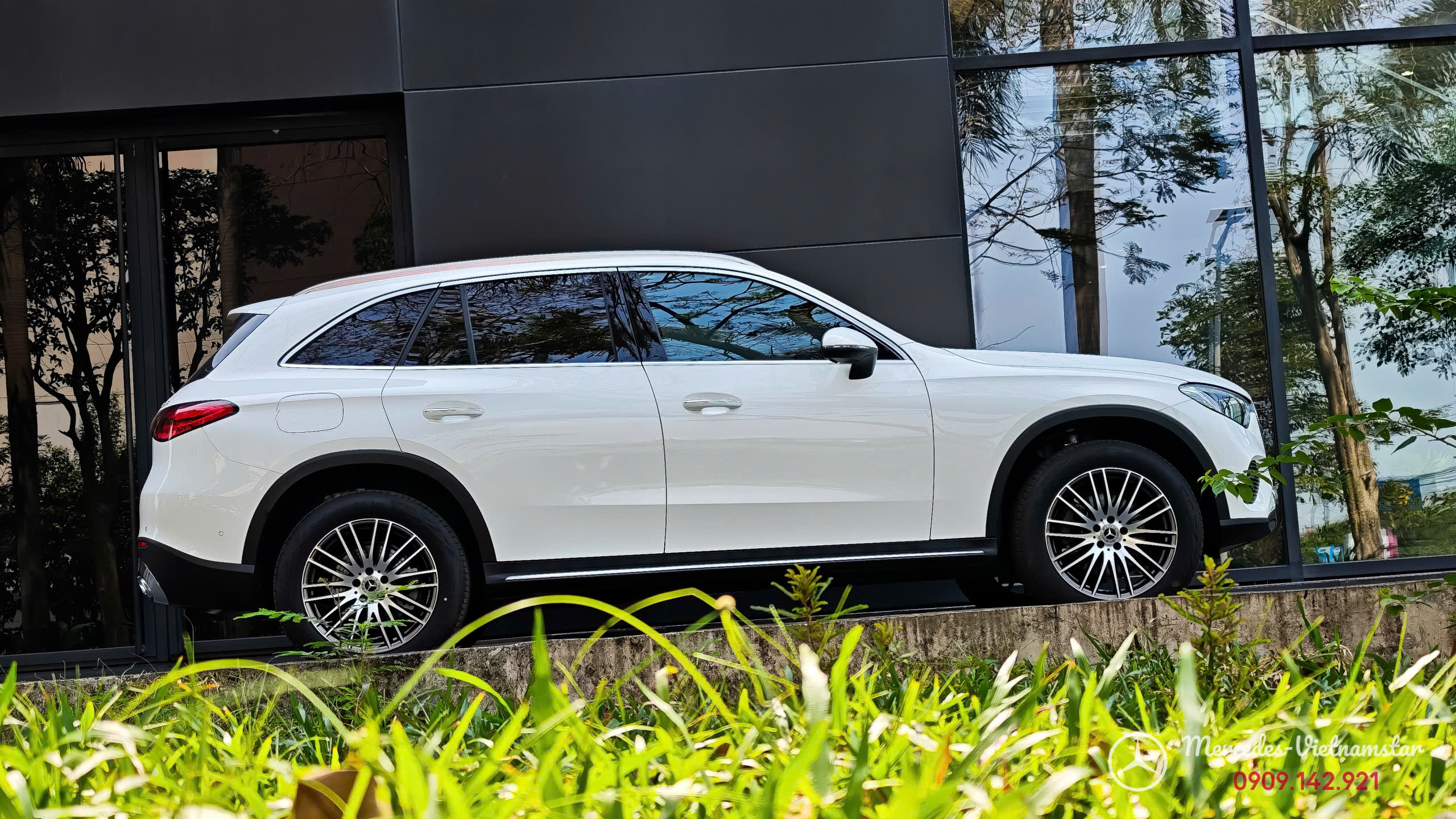 Góc chụp nghiêng 45 độ khoe trọn vóc dáng SUV của Mercedes GLC200 2026 màu trắng.