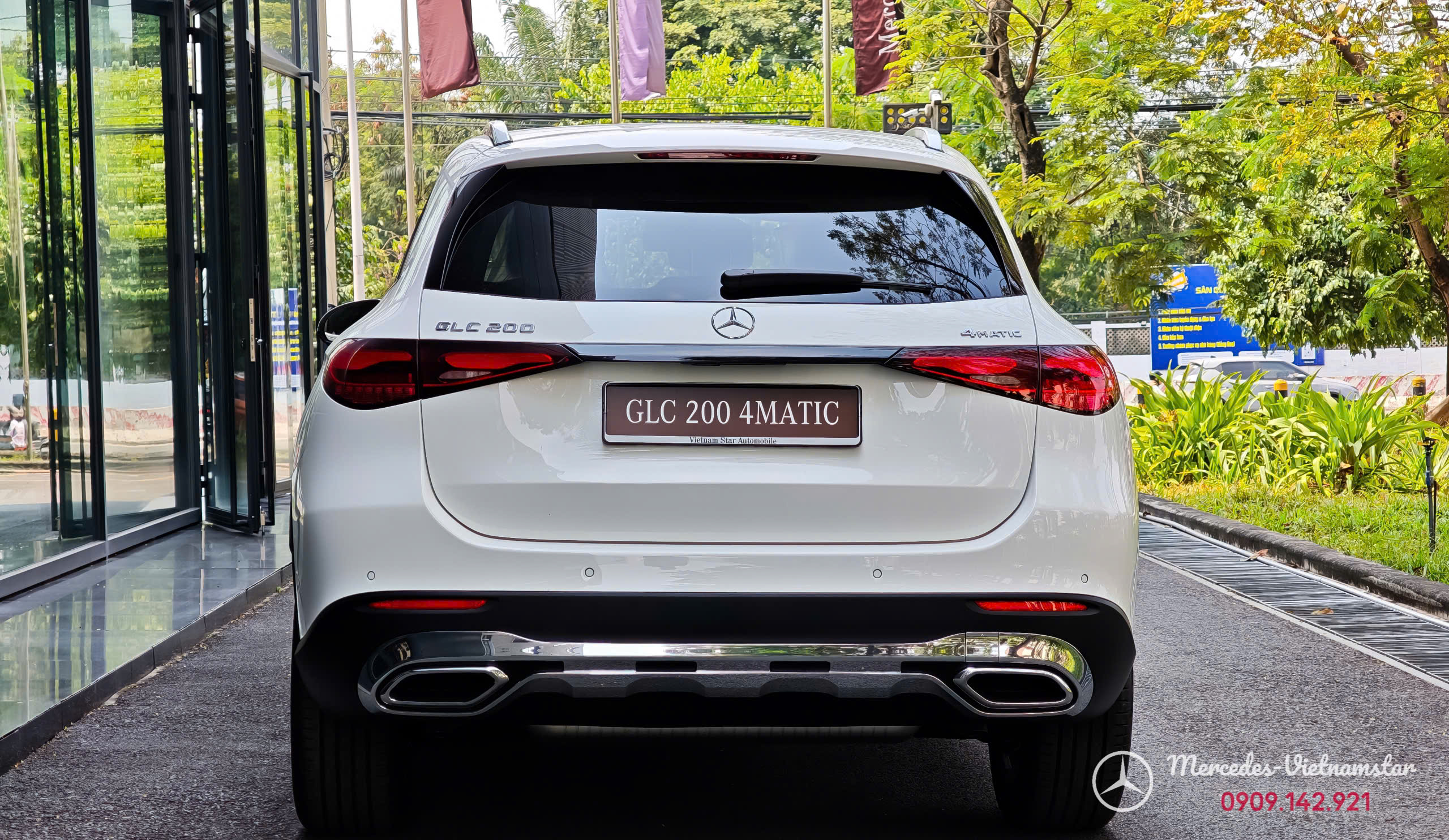 Tay nắm cửa đồng màu thân xe tạo sự liền mạch cho Mercedes GLC200.