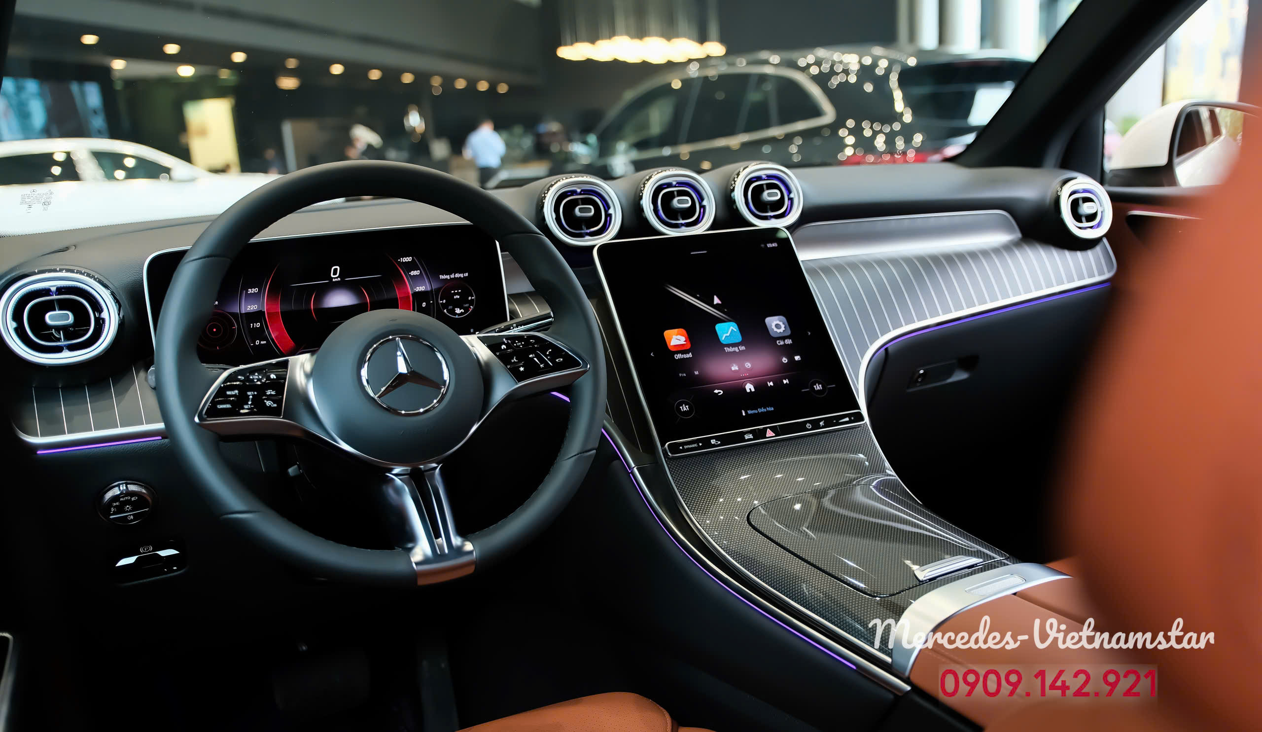 Hàng ghế sau màu Đen có bệ tỳ tay trung tâm trên xe Mercedes GLC200.