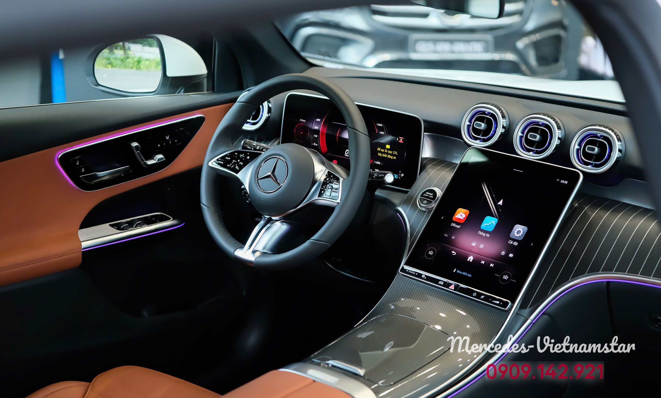 Tổng quan khoang cabin Mercedes-Benz GLC 200 bọc da màu nâu.