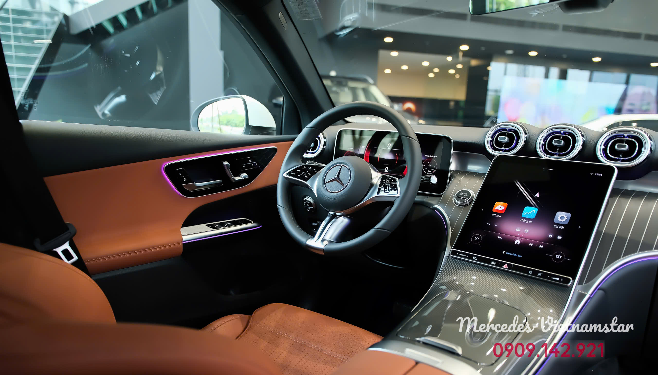 Cận cảnh taplo và bảng điều khiển trung tâm GLC 200 màu nâu.