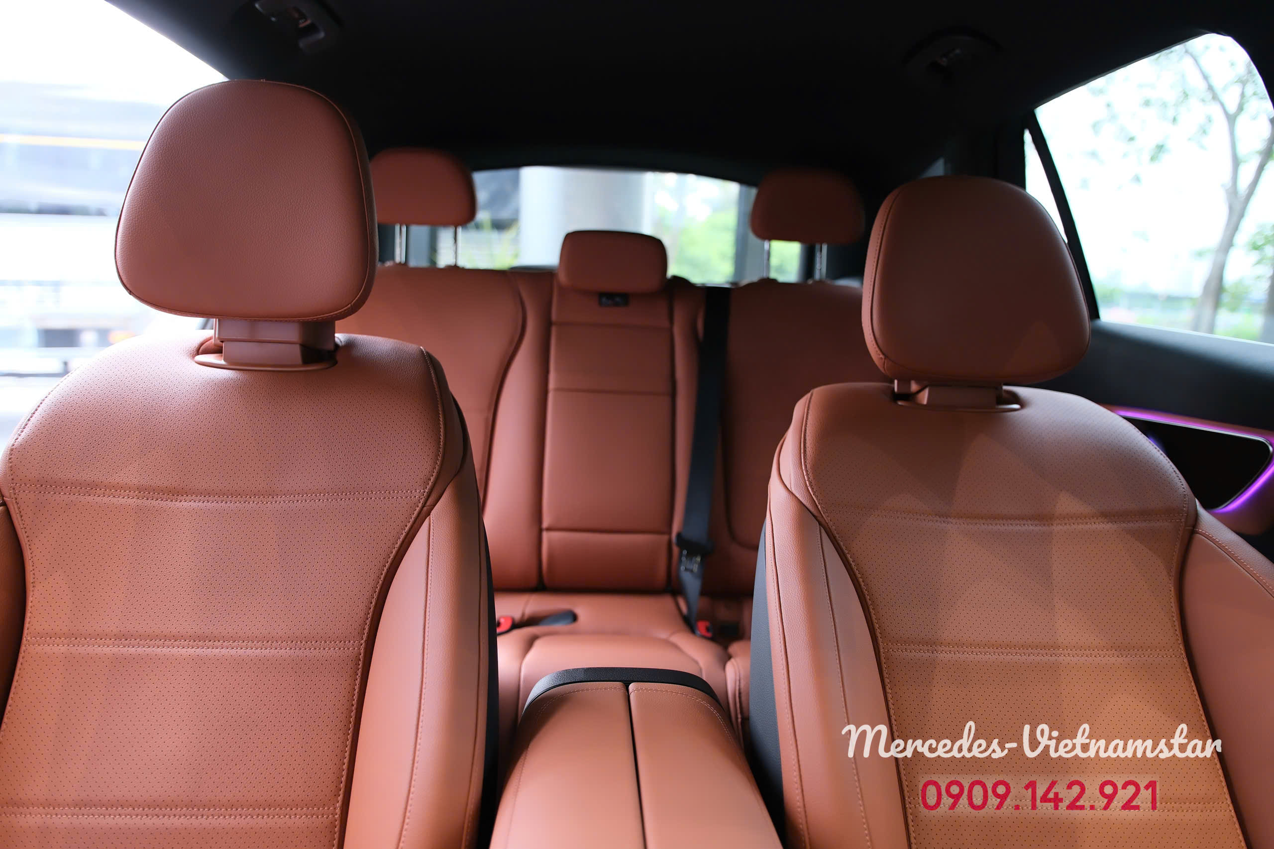 Khoang lái chuẩn hạng sang của Mercedes GLC 200 bản màu nâu.