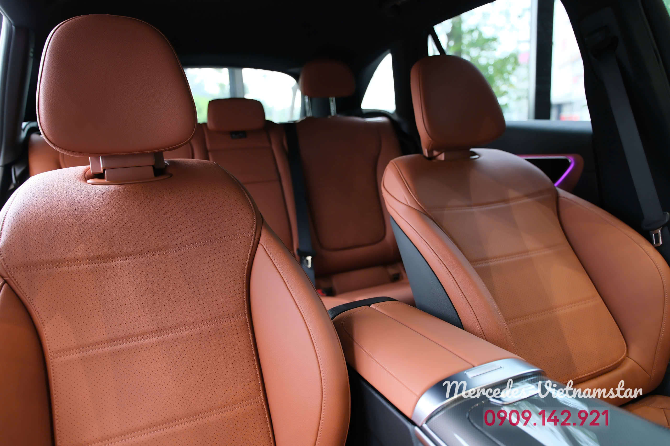 Ghế da Artico màu nâu cao cấp trên Mercedes GLC 200.