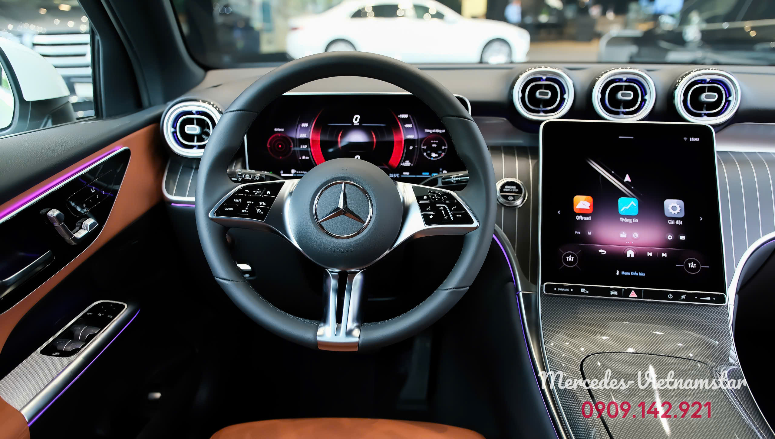 Hàng ghế sau rộng rãi với tông màu nâu chủ đạo trên GLC 200.