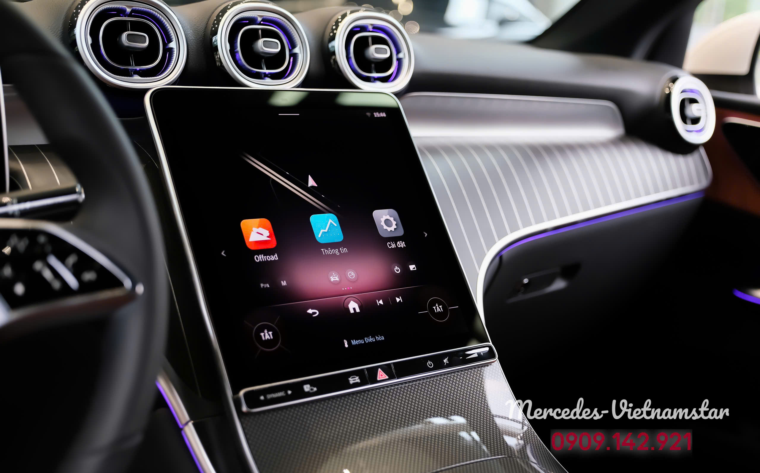 Vô lăng 3 chấu bọc da tích hợp nút bấm trên GLC 200 nội thất nâu.