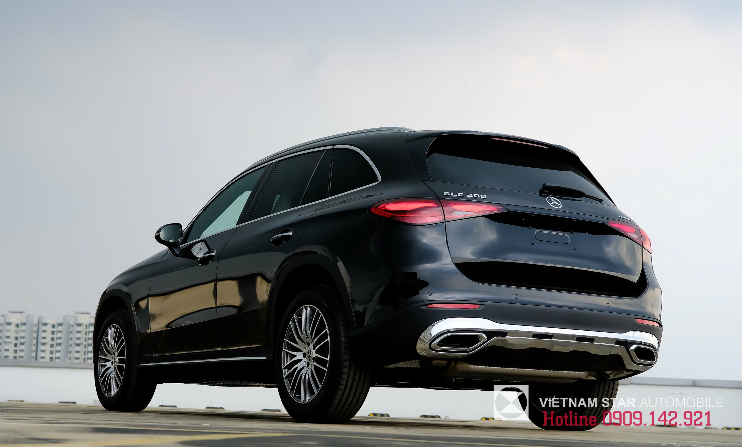 Góc nghiêng 3/4 đuôi xe Mercedes GLC 200 4Matic màu đen bóng lịch lãm.