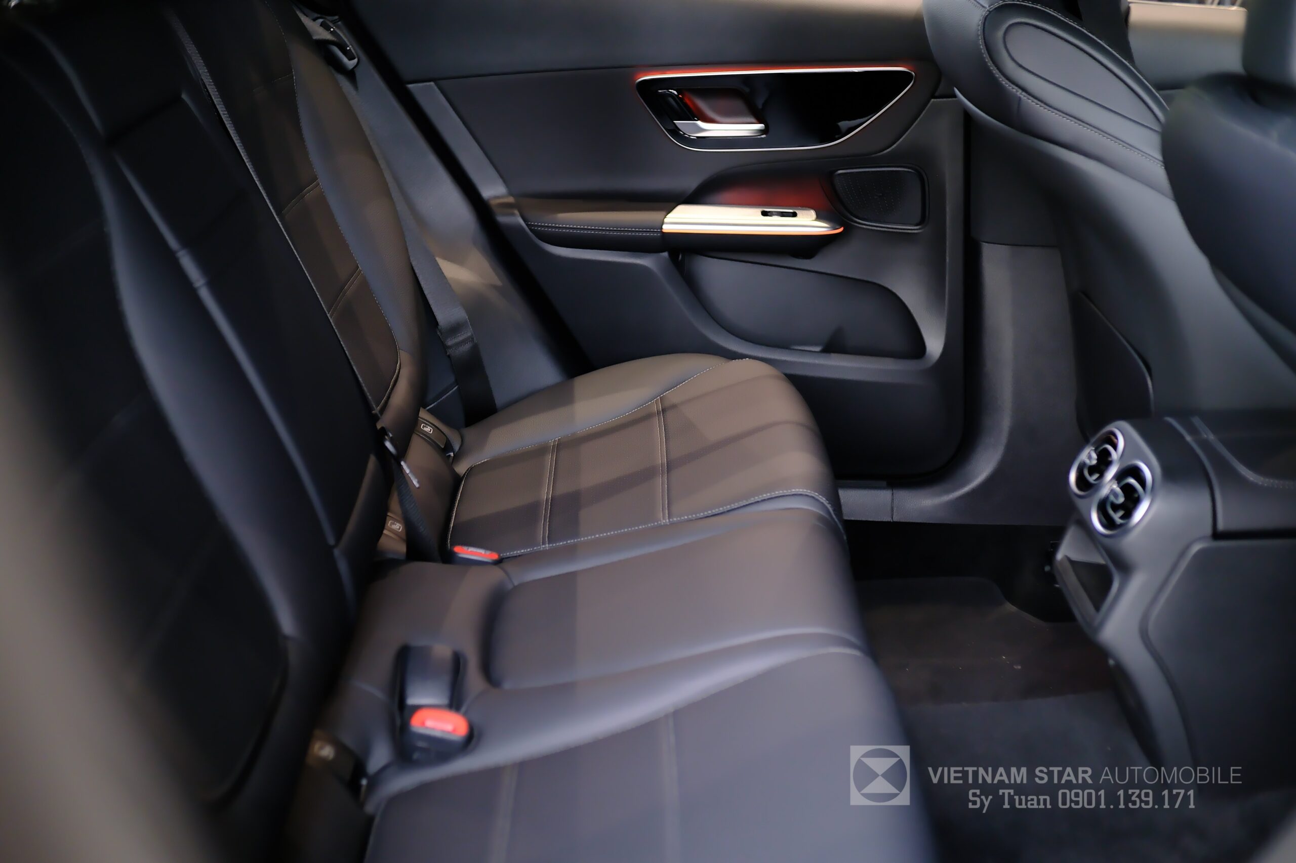 Chi tiết ốp gỗ open-pore vân nhôm nổi bật trên nền nội thất Đen.