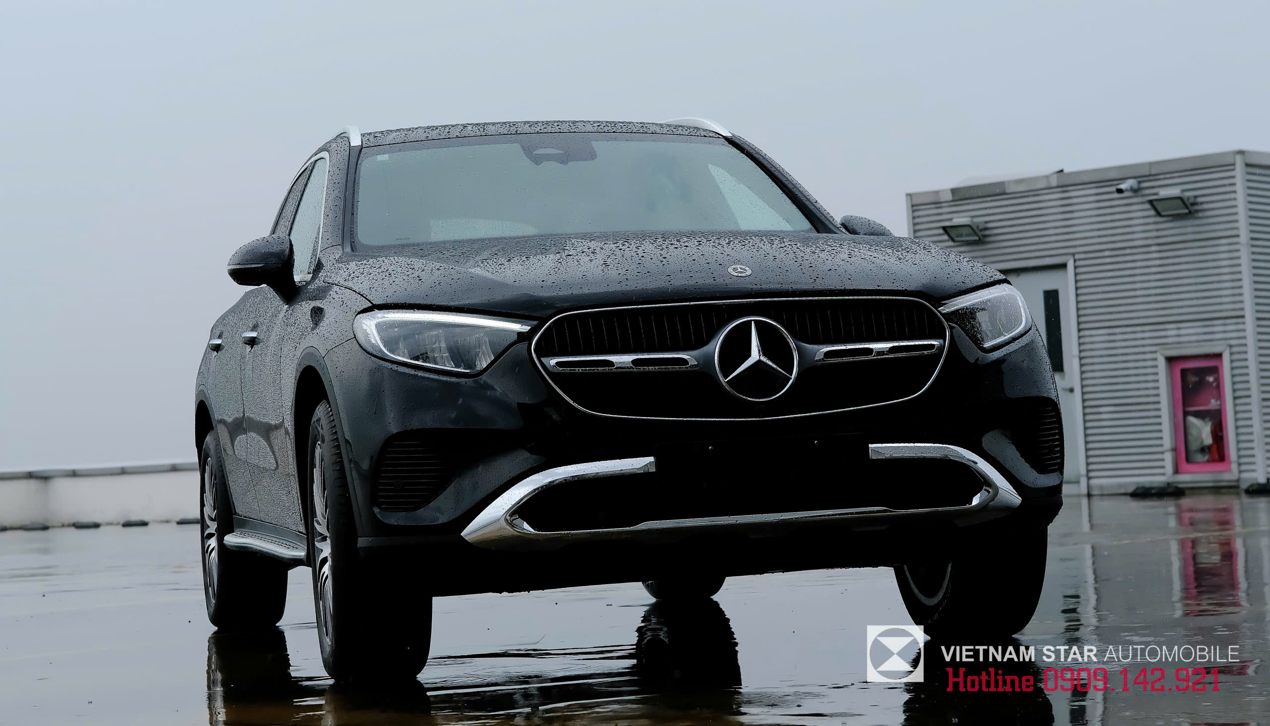 Đầu xe Mercedes GLC200 màu đen với gói thiết kế ngoại thất Avantgarde.