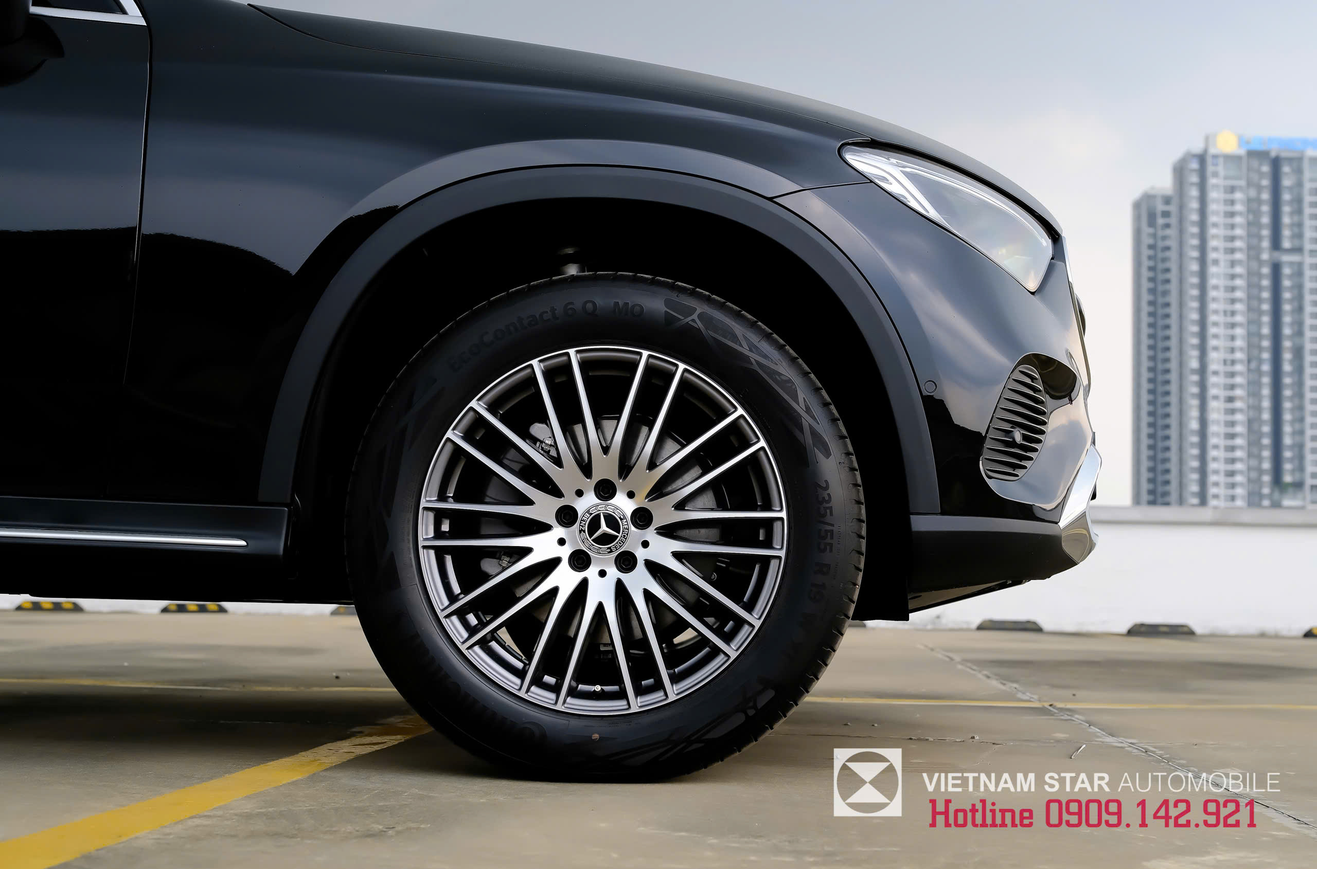 Mâm xe hợp kim 19-inch 10 chấu kép trên Mercedes GLC 200 4Matic.