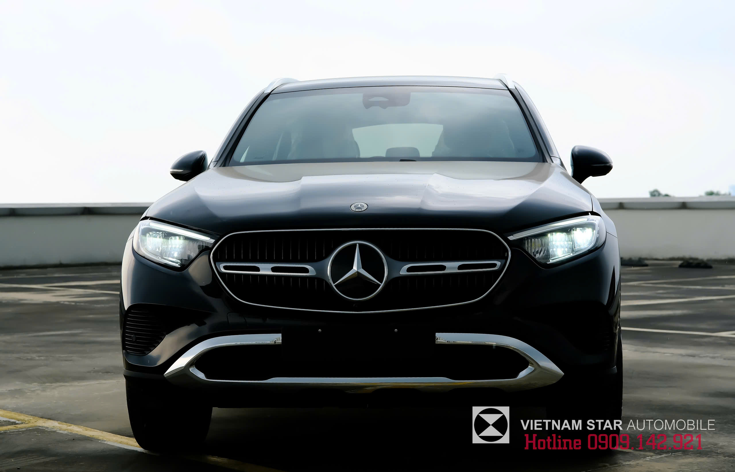 Cụm đèn trước LED High Performance sắc sảo trên nền sơn đen xe GLC 200.