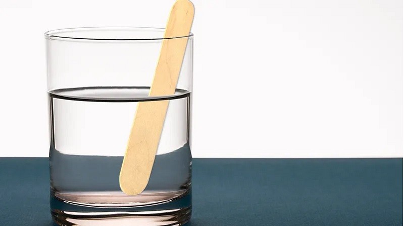 Minh họa khúc xạ: sóng đổi hướng và biên độ biến đổi khi qua mặt phân cách môi trường