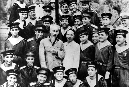 Chủ tịch Hồ Chí Minh: “Bờ biển ta dài, tươi đẹp, ta phải biết giữ gìn lấy nó...”