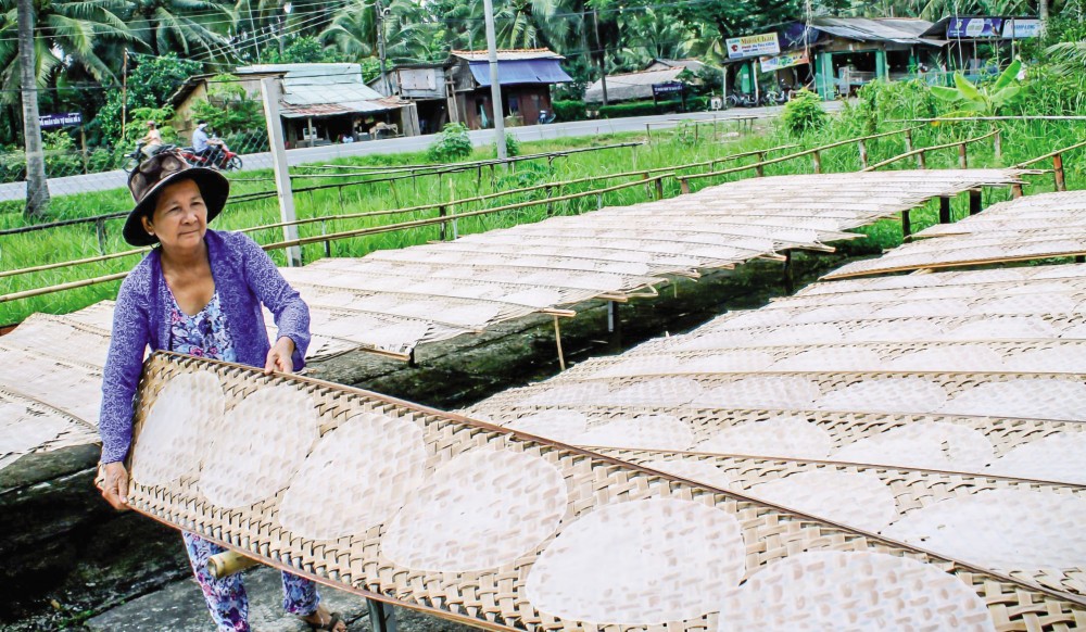 Phơi bánh tráng ở làng nghề bánh tráng Mỹ Lồng. Ảnh: DUY KHÔI