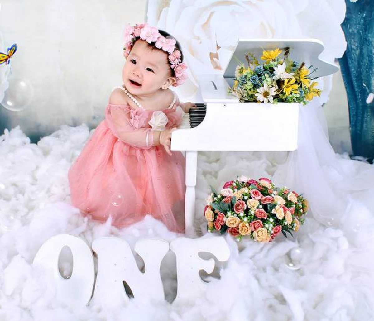 Chụp ảnh thôi nôi với nụ cười hồn nhiên của bé