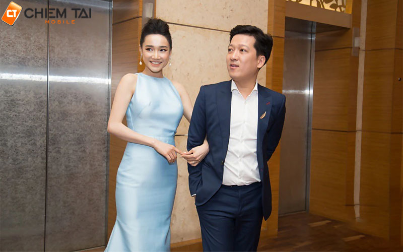 Chụp ảnh đôi nam nữ khoác tay nhau trìu mến 