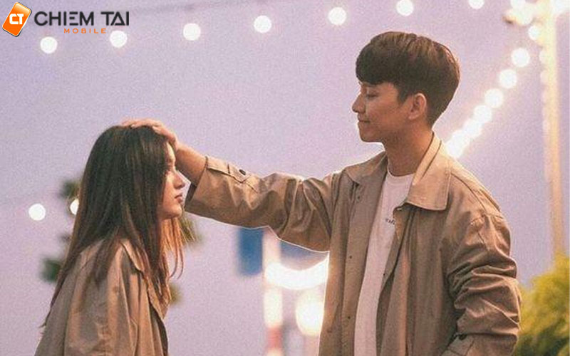 Tạo dáng chụp hình bằng cách xoa đầu tình cảm