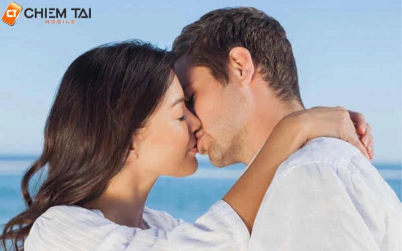 Trao cho nhau nụ hôn khi chụp hình