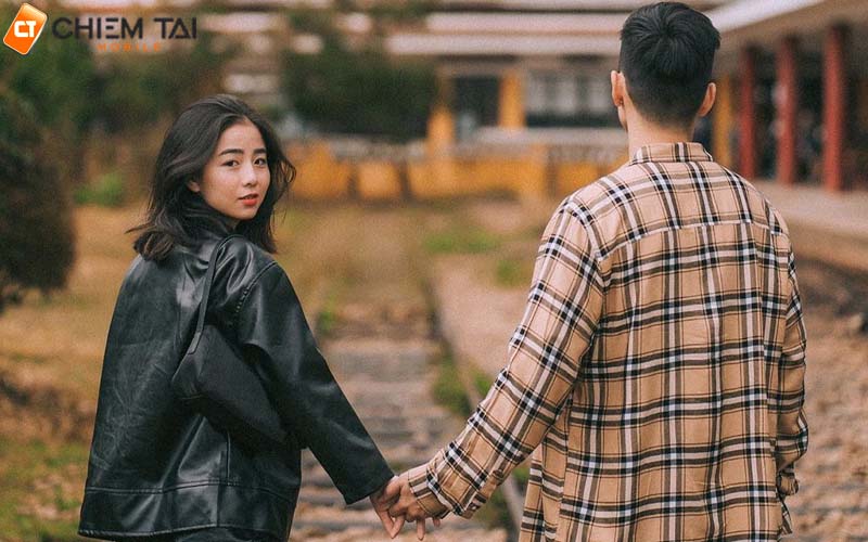 Tạo dáng khi chụp ảnh đôi nam nữ nắm tay nhau