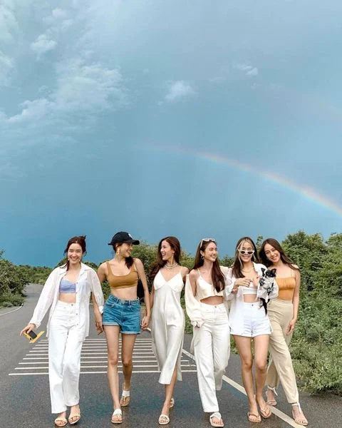 Cách tạo dáng chụp ảnh tập thể đẹp