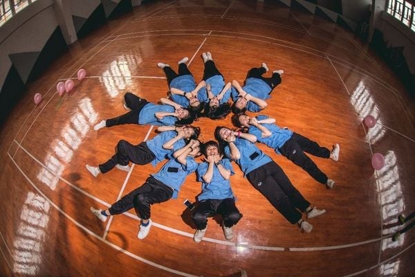 Cách tạo dáng chụp ảnh tập thể đẹp