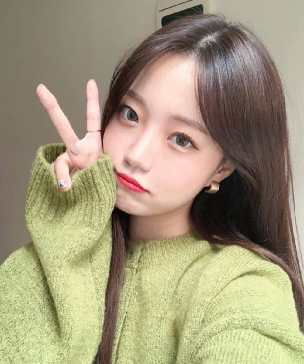 Chụp V-sign không bị lỗi thời mà cực kì thời thượng