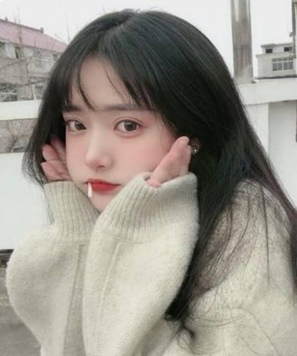 Lấy tay che đi gương mặt mũm mĩm