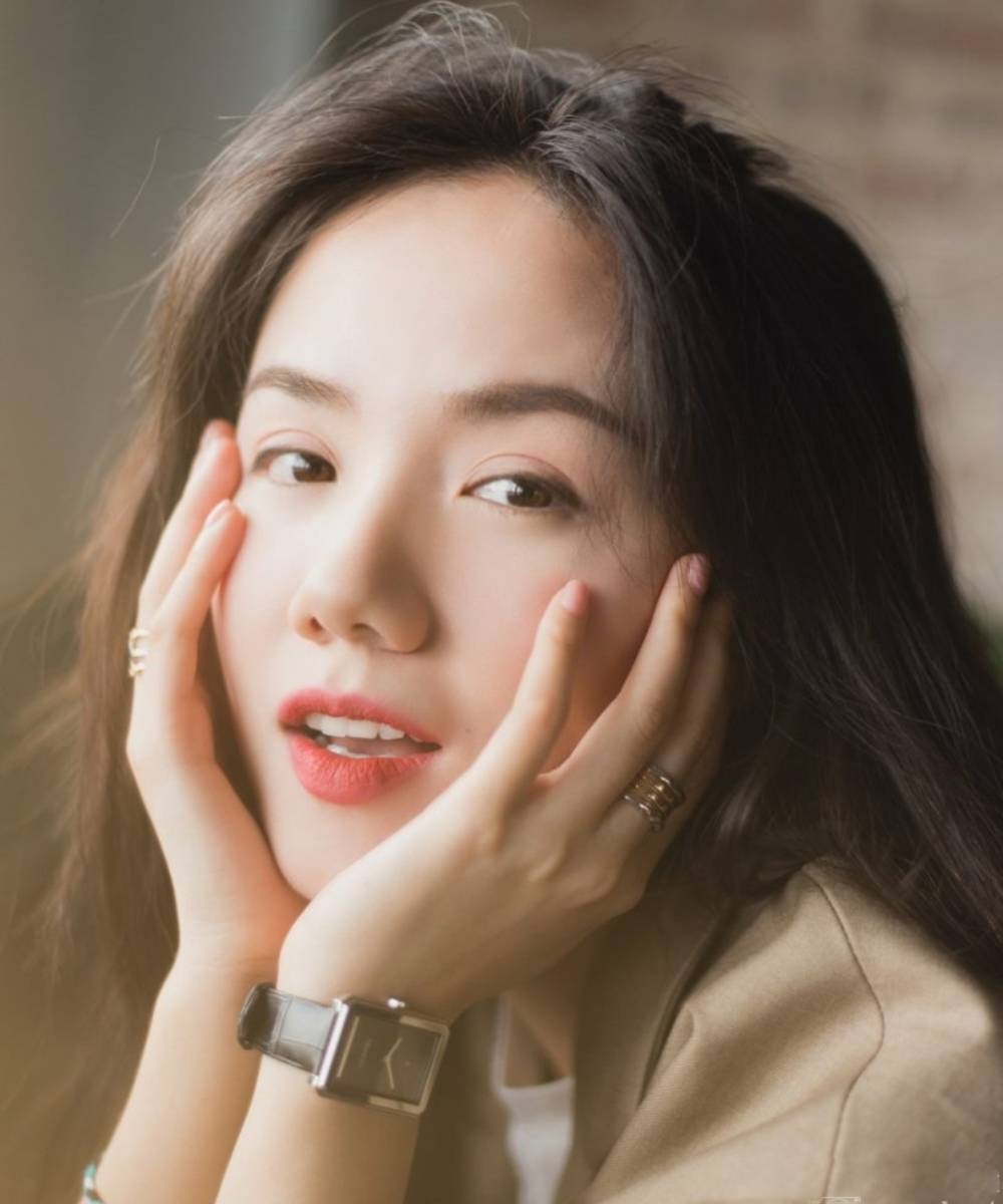 Kết hợp hai bàn tay với gương mặt biểu cảm bất ngờ