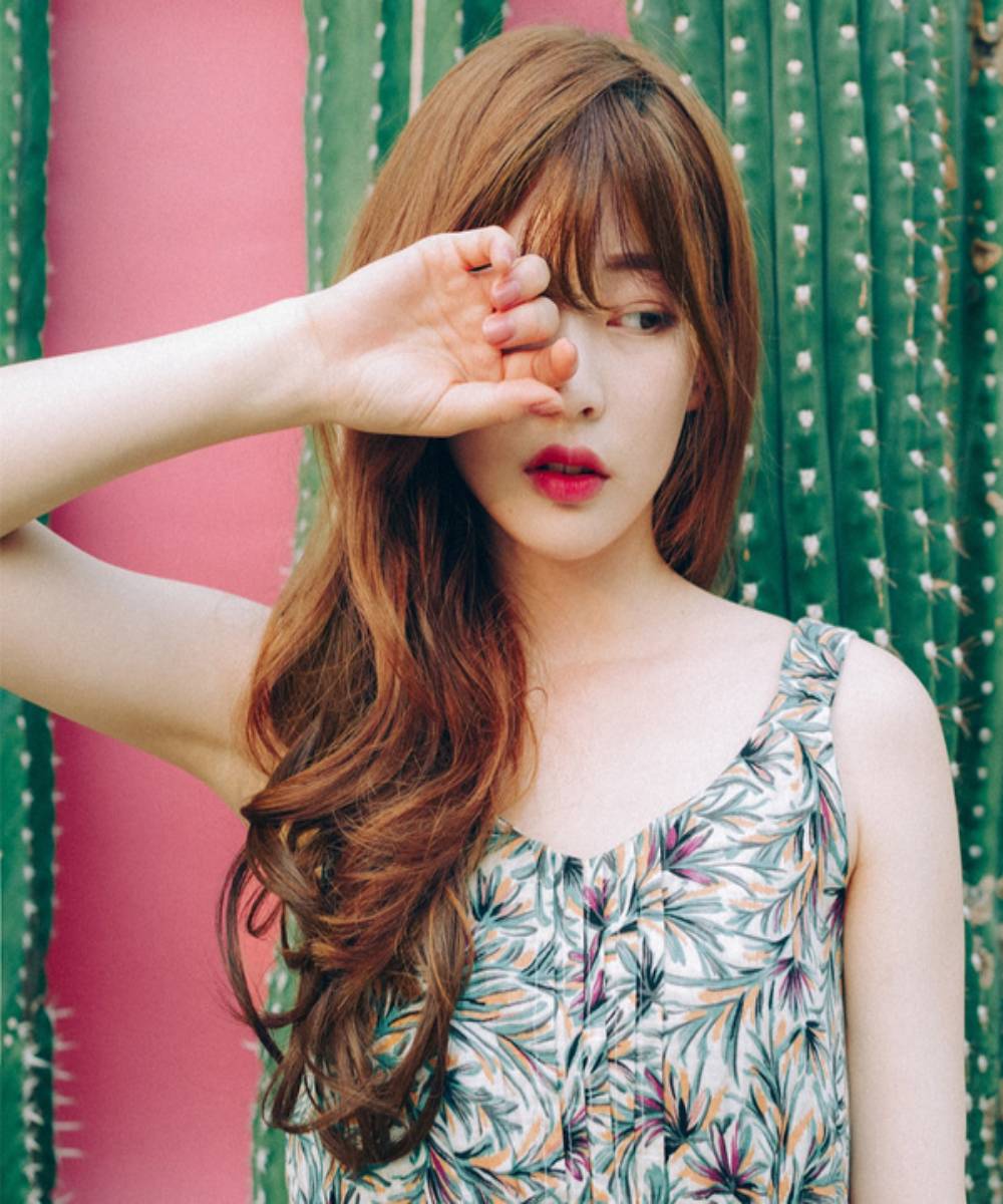 Lấy tay chạm giả vờ che mặt