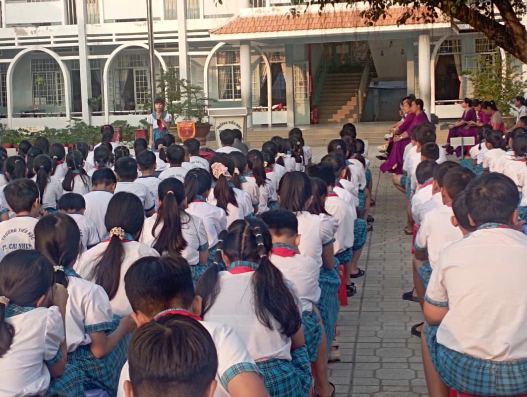 KỂ CHUYỆN VỀ BÁC "CHIẾC ÁO MỚI NGÀY XUÂN"