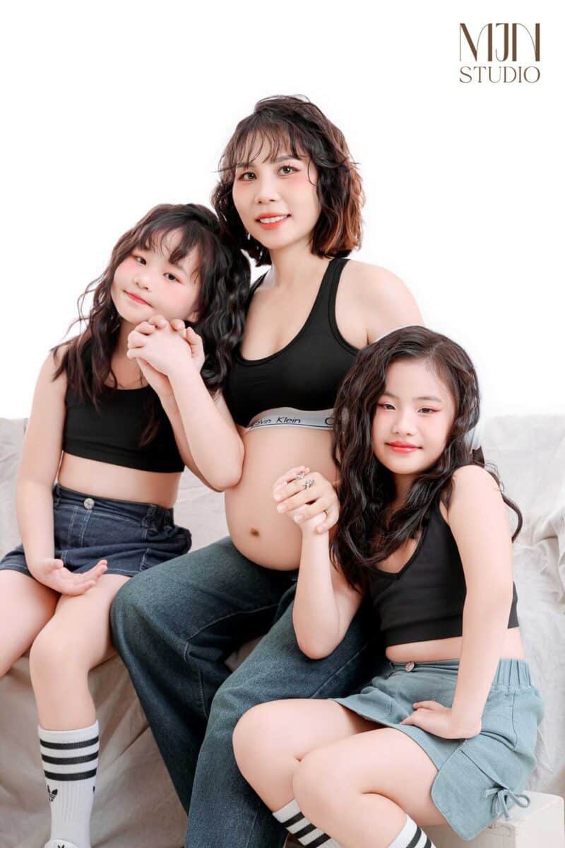 Cách tạo dáng chụp ảnh 3 mẹ con tình cảm và thời trang