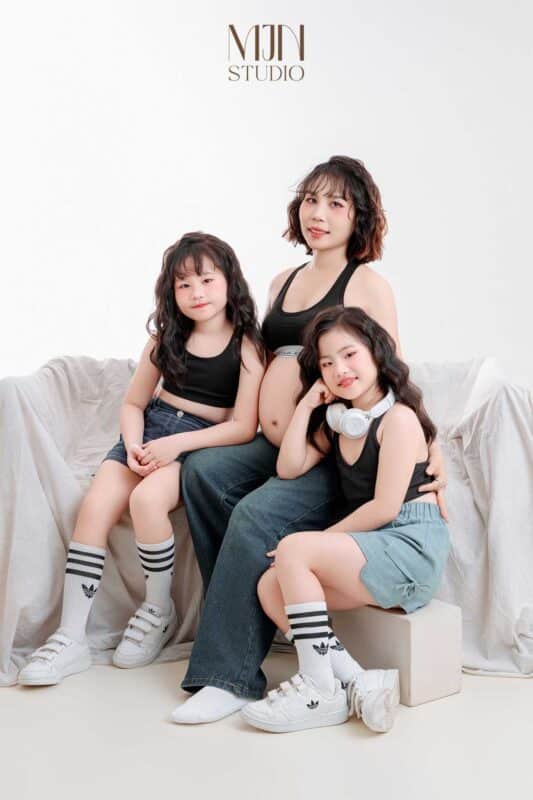 Cách tạo dáng chụp ảnh 3 mẹ con tình cảm và thời trang