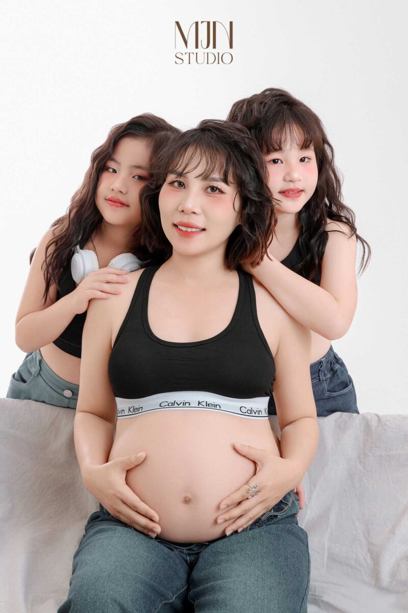 Cách tạo dáng chụp ảnh 3 mẹ con tình cảm và thời trang