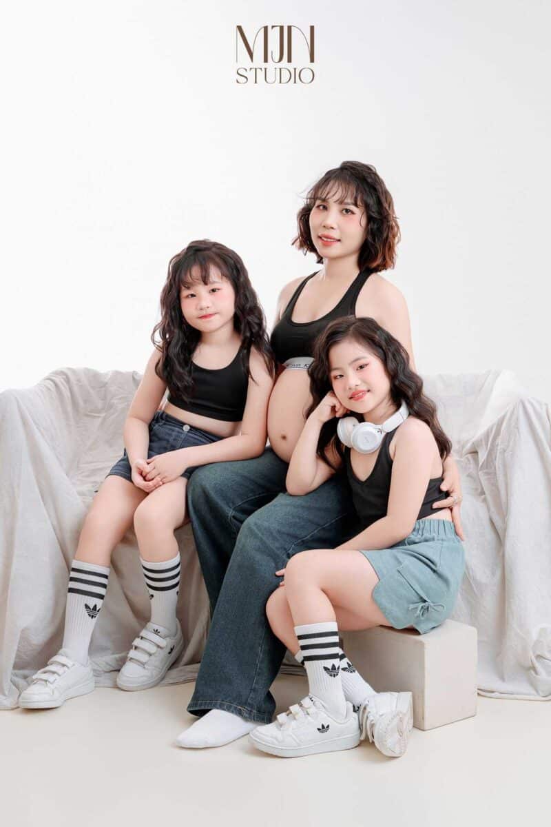 Cách tạo dáng chụp ảnh 3 mẹ con tình cảm và thời trang