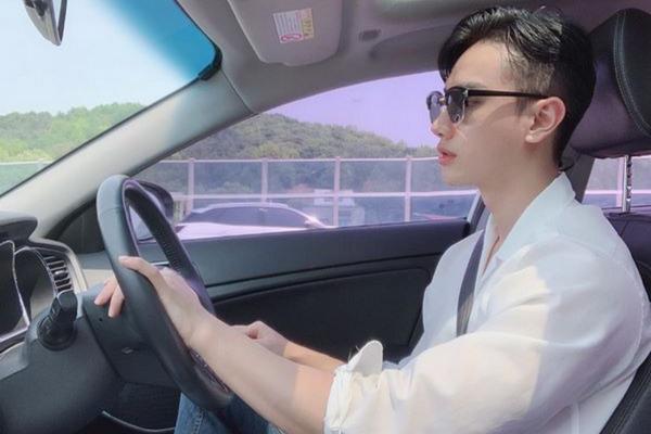 chup-anh-voi-ao-so-mi-trang-nam-646