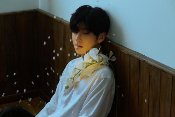 chup-anh-voi-ao-so-mi-trang-nam-646