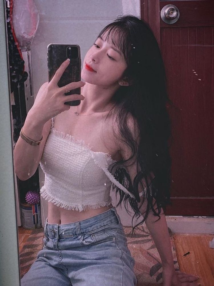 Ảnh eo thon chụp gương che mặt đơn giản