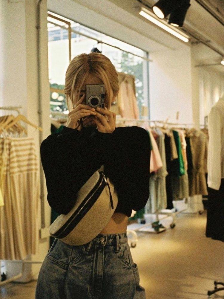 Vì sao nhiều chị em thích chụp ảnh eo thon chụp gương che mặt?