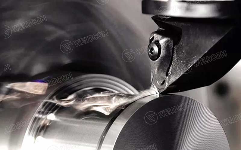 Chuyển động tiến dao khi tiện rãnh