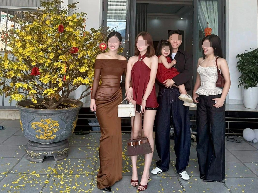 Tranh cãi chuyện cô gái mặc váy xuyên thấu đi chúc Tết