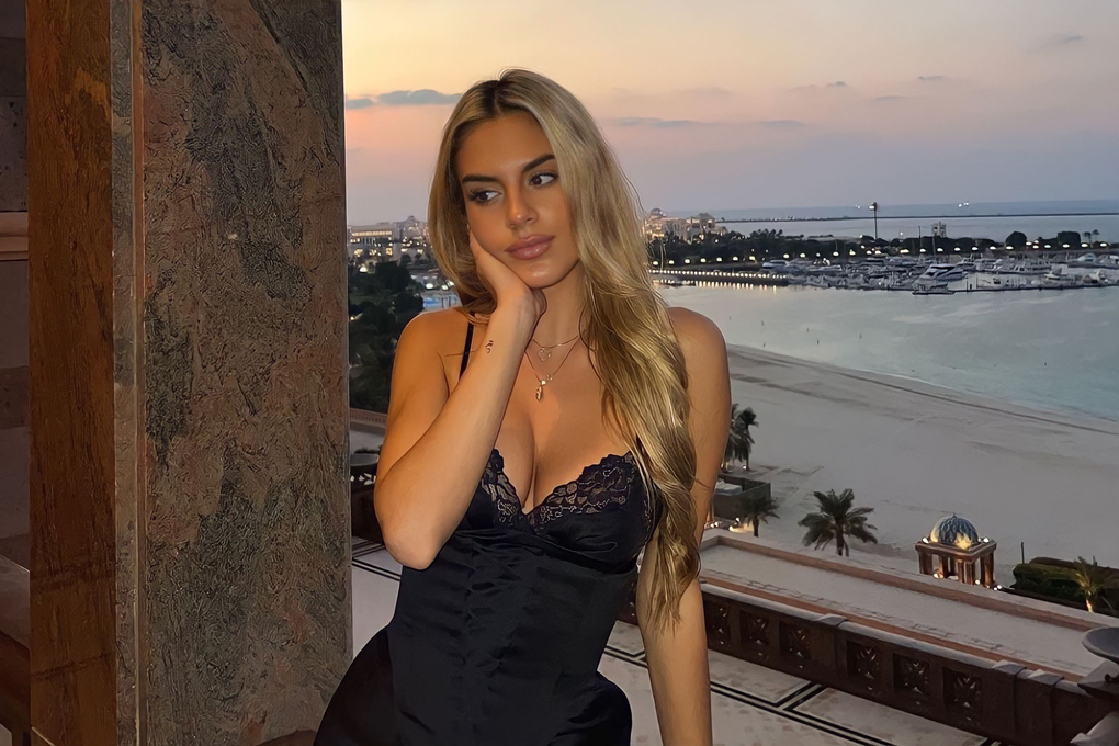 Hai ái nữ xinh đẹp, gợi cảm của HLV Man City khiến fan mê đắm - 4