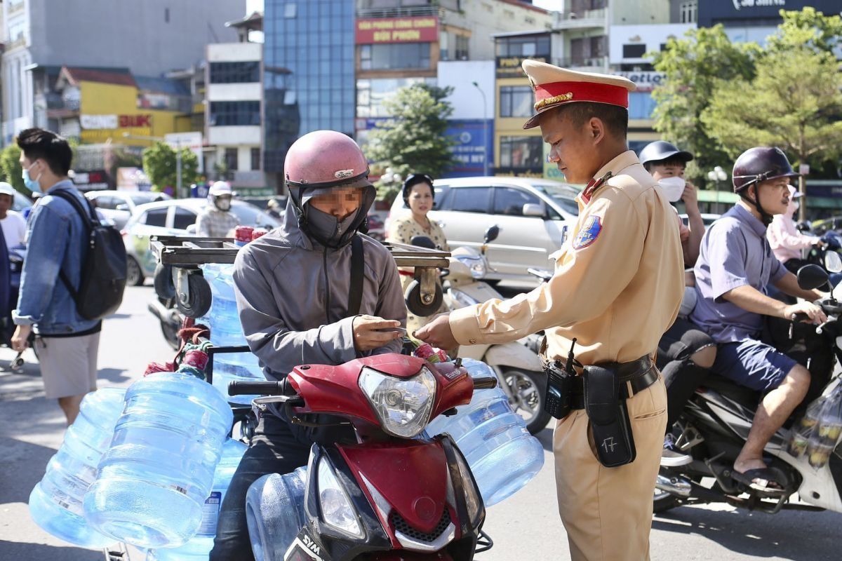 Chở hàng cồng kềnh bằng xe máy đúng quy định tại Ahamove