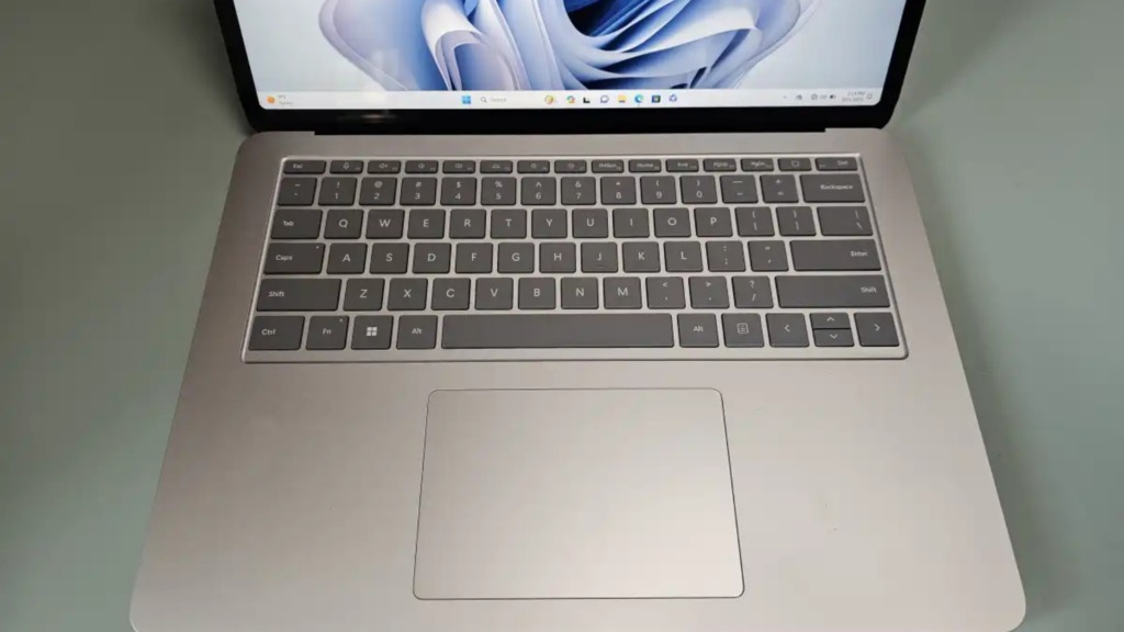 Zenbook Pro 14 Duo OLED UX8402 được trang bị bộ vi xử lý Intel