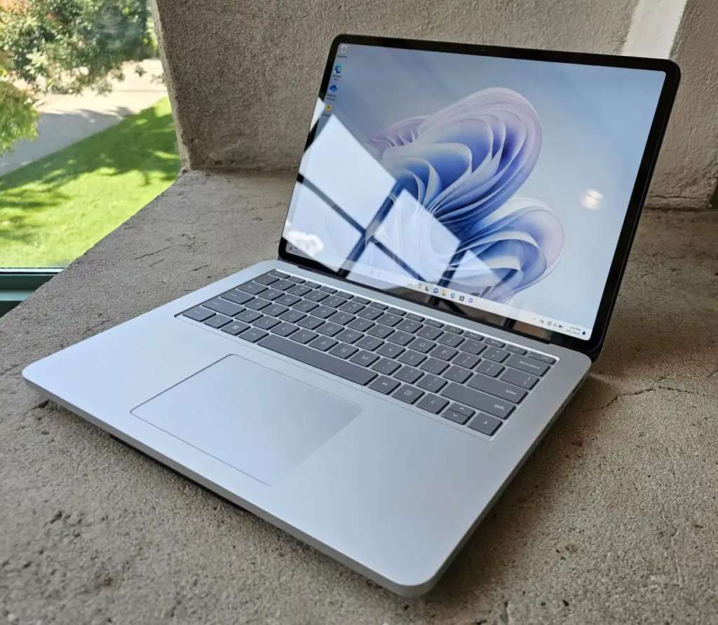 Nhờ hệ thống tản nhiệt ASUS IceCool Plus kết hợp với AAS Ultra luôn giữ cho chiếc Zenbook Pro 14 Duo OLED UX8402 mát mẻ