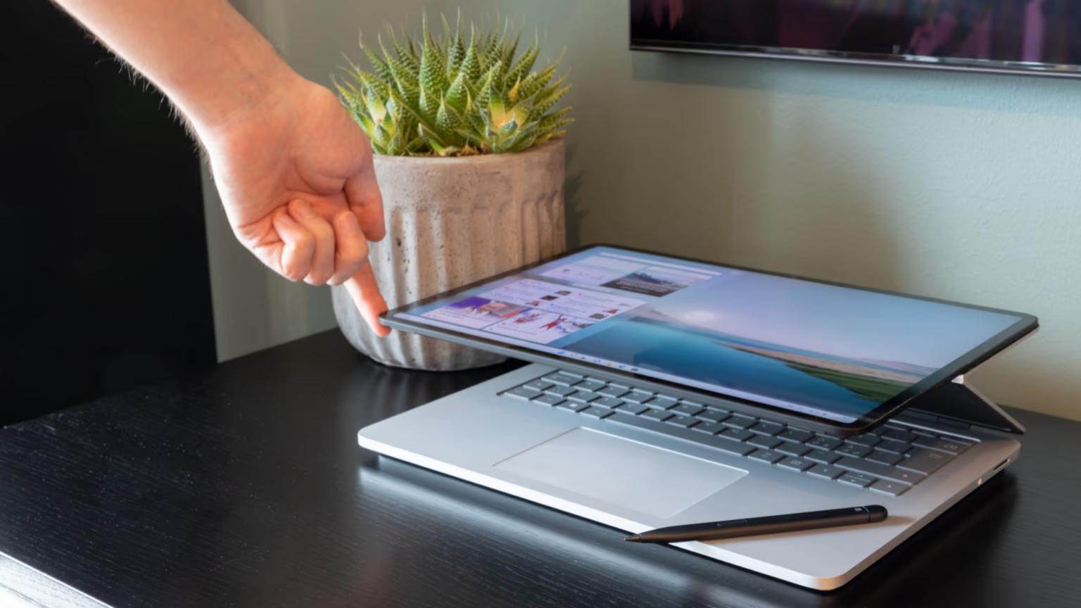 Zenbook Pro 14 Duo OLED (UX8402) mở ra trải nghiệm độc đáo với màn hình phụ ScreenPad Plus