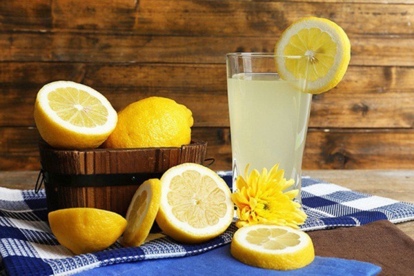 làm sạch vết dầu ăn dính vào quần áo