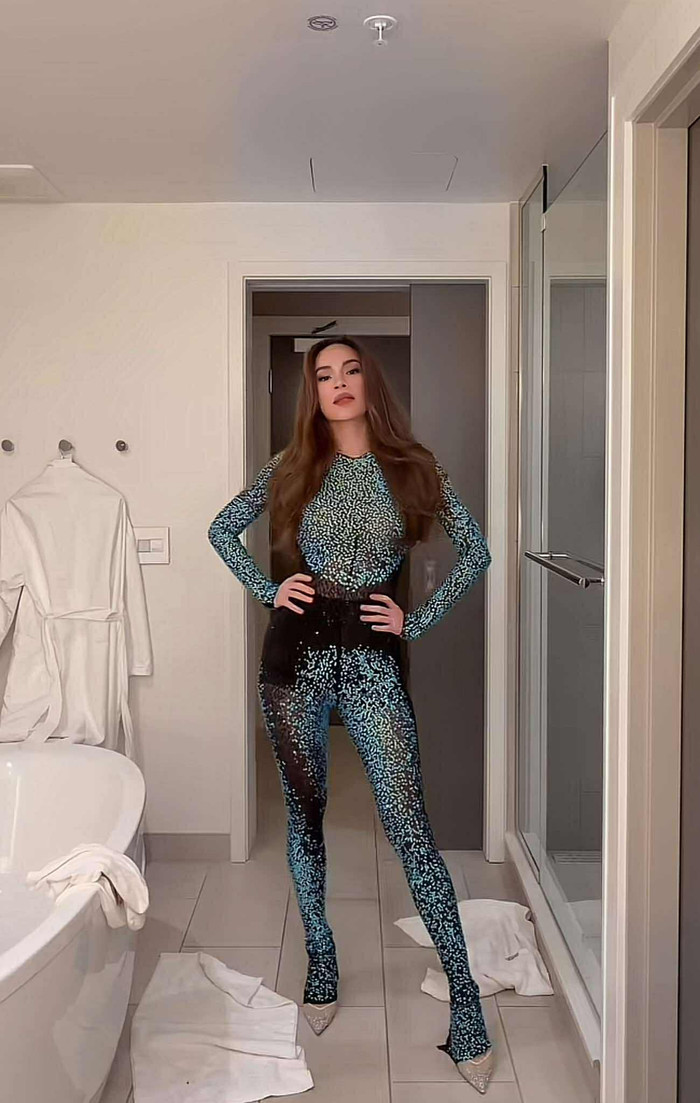 Nữ ca sĩ thường xuyên diện trang phục bó sát, khoe triệt để dáng thon gợi cảm. (Ảnh FBNV)