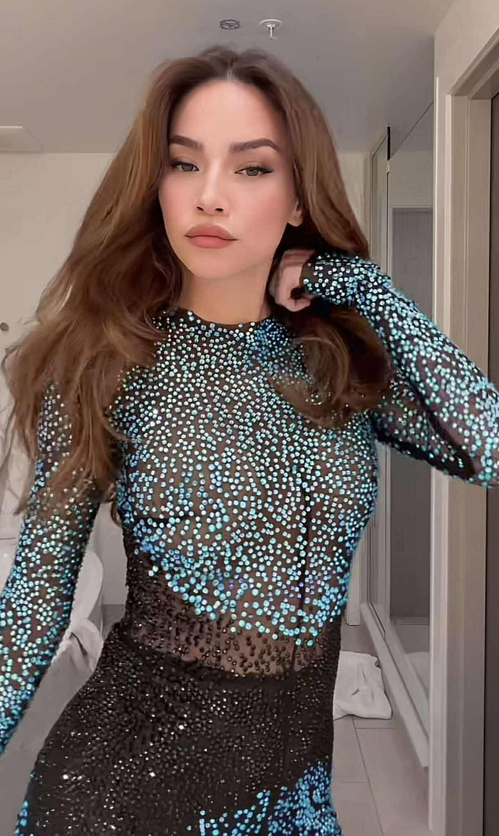 Với sức hút không giảm sút theo thời gian, giọng ca Cả Một Trời Thương Nhớ cho thấy sức ảnh hưởng mạnh mẽ không chỉ trong âm nhạc mà còn ở thời trang và phong thái. (Ảnh FBNV)